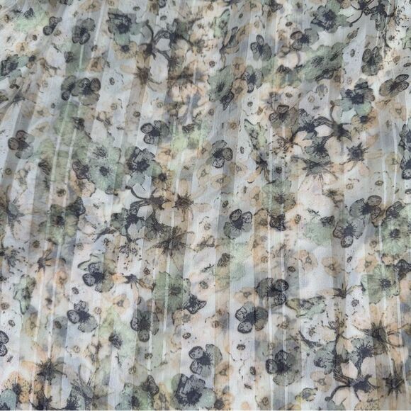 NWT H&M Size M Tie Detail Floral Long Sleeve Ruffle V-Neck Blouse with Smocking - Picture 10 of 15